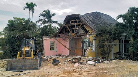  Kožený bydlí v zatím nezbourané části domu na Bahamách.  