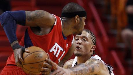 Miami - Atlanta, domácí Michael Beasley (vpravo)  a Josh Smith 