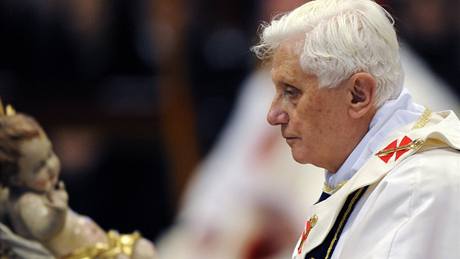 Pape Benedikt XVI. pi novoroní mi ve vatikánské bazilice Sv. Petra