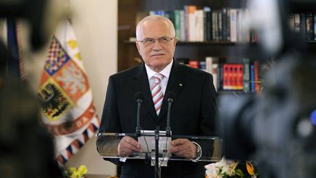 Do polemiky s prezidentovým novoro�ním projevem se pustili hlavn� sociální demokraté a lidovci. Ji�í Paroubek Klausovi vytkl p�ehlí�ení problém� v ekologické oblasti.