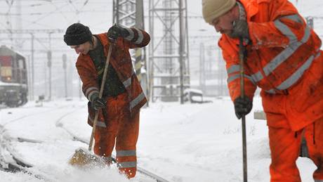 Pracovníci eských drah odklízí sníh z kolejí na pardubickém hlavním nádraí.
