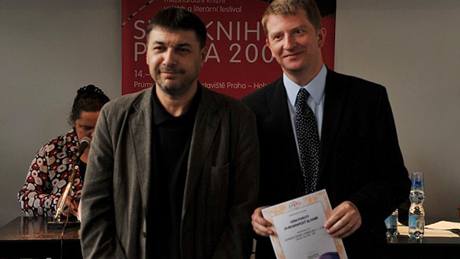 Lubo� Merhaut (vlevo), o n�m� je ve sporu �e�, a �éf nakladatelství Academia Ji�í Padev�t, které Lexikon �eské literatury vydalo; Praha, Sv�t knihy, rok 2009
