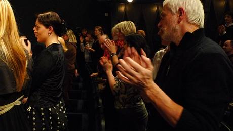 Dkování po premiée 9. ledna 2010 - potlesk ve stoje, spokojené publikum