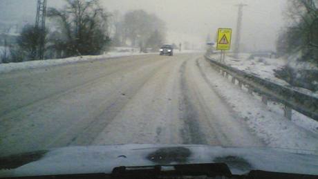 Zasnená silnice mezi Brankovicemi a Slavkovem u Brna ve stedu 6. ledna