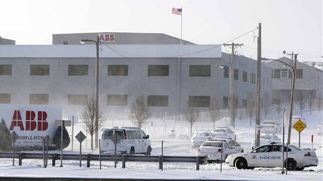 Policisté pi zásahu v továrn firmy ABB v St Louis poté, co v ní stílel neznámý mu (7. ledna 2010)