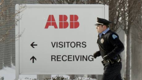 Policista pi zásahu v továrn firmy ABB v St Louis poté, co v ní stílel neznámý mu (7. ledna 2010)