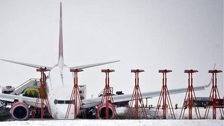 Boeing 737-800 spolenosti Air Berlin sjel na letiti v nmeckém Dortmundu po smyku z ranveje. (3. ledna 2010)