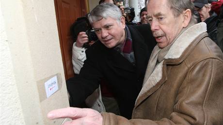 Václav Havel a Václav Malý u čínské ambasády. Jejich protestní dopis nikdo nepřišel převzít. (6. ledna 2010)