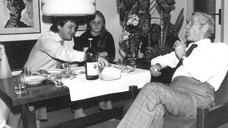 Josef Vydrá se synem Pavlem a vnukou Radkou na oslav 70. narozenin v roce 1983
