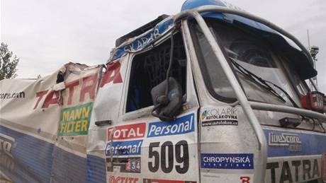 Tomá Tomeek ukonil Dakar 2010 pedasn. Havaroval v první etap. Fotografie jeho Tatry byly poízeny v bivaku v Cordob.