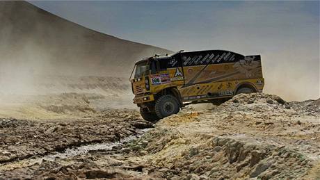 POSLEDNÍ MOHYKÁN. Martin Macík drí na letoním Dakaru prapor eského kamionového závodní.