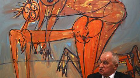 Ji�í Na�eradský p�i vernisá�i své výstavy v pra�ském Mánesu (v pozadí olejomalba Zlaté struny)