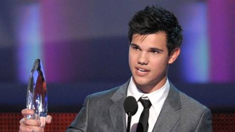 z pedávání People's Choice Awards 2010 (Taylor Lautner)