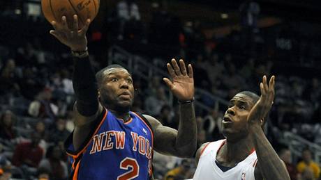 Stílejícího Robinsona z New Yorku Knicks se snaí bránit Marvin Williams z Atlanty.