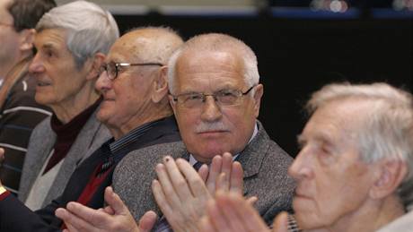 Prezident Václav Klaus na utkání basketbalového Eurocupu mezi Nymburkem a Biellou