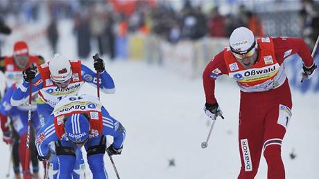 Petter Northug (vpravo) vítzí v závod Tour de Ski v nmeckém Oberhofu, vlevo od nj druhý Rus Vyleganin a tetí Fin Heikkinen