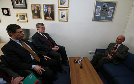 Snímek z jednání mezi námstkem izralského ministra zahranií (vlevo) s tureckým velvyslancem