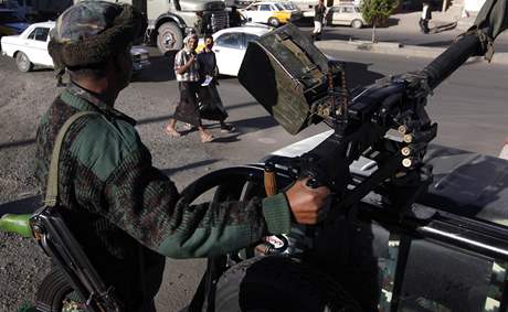 Voják steí ulici v jemenské metropoli