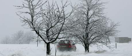 Otevené úseky silnic v Orlických horách zafoukával v pátek sníh (ilustraní foto).