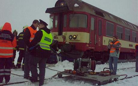 Na elezninm pejezdu u zastvky Troubsko na trati z Brna do Jihlavy narazil osobn vlak do osobnho automobilu 
