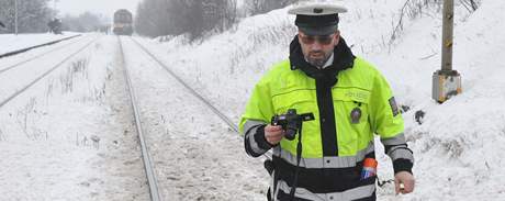 Pítelkyn zoufalého mue zalarmovala policii, ta upozornila elezniáe na sebevraha na kolejích. Ilustraní foto