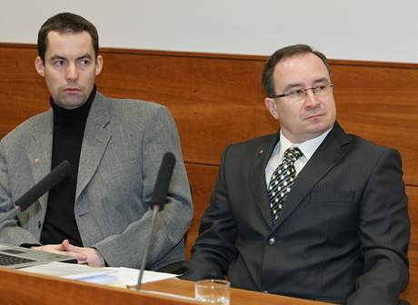 Správní soud jednání o zruení Dlnické strany. Na snímku: pedseda DS Tomá Vandas a pedseda Dlnické mládee Matrtin Zbela.