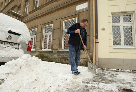 Úklid snhu v Teplicích. Nkde technické sluby samy nestaily. (Foto z 11.1.2010)