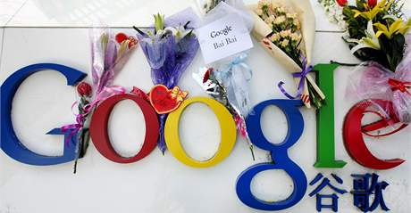 Kvtiny a dkovn vzkazy od nskch uivatel Googlu ped sdlem firmy  v Pekingu. (13. ledna 2010)