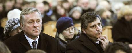 Mirek Topolnek a Jan Fischer pi posledn rozlouen s Ivanem Medkem, kter probhlo v bazilice svat Markty na praskm Bevnov. (14. ledna 2010)