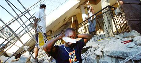V Port-au-Prince pokraují záchranné práce. (15. ledna 2010)