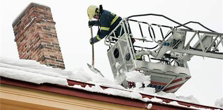 Moravskosleztí hasii vyjeli bhem dneka u ke 40 pípadm odstraování tajícího snhu a ledu ze stech. Ilustraní foto.