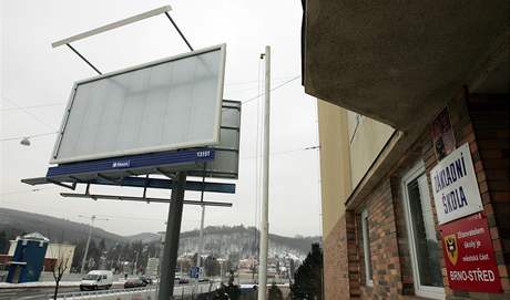 Ob zazen na reklamn bilboardy u zkladn koly Hroznov v Brn