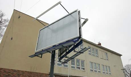 Obí zaízení na reklamní bilboardy u základní koly Hroznová v Brn