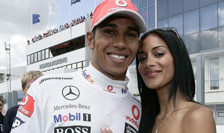 Lewis Hamilton a Nicole Scherzingerová