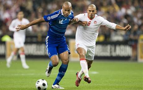 STÁLE HRAJE. Francouzský kanonýr Thierry Henry (vlevo) a Hocine Ragued z Tuniska v pípravném zápase.