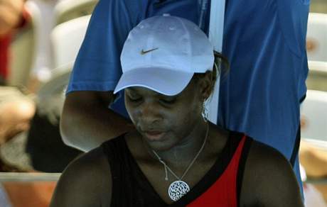 Serena Williamsová se ochlazuje v horkém australském poasí.