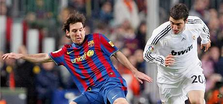 ARGENTINSKÁ ESA. Oba nastíleli spoustu gól, panlský titul a ocenní pro nejlepího stelce ligy ale asi získá Lionel Messi, Gonzalo Higuaín (vpravo) vyjde nejspí naprázdno.