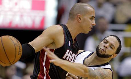 Utah Jazz - Miami Heat: hostujc Carlos Arroyo (vlevo) a Deron Williams