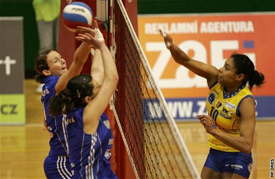 Olomouc - Prostjov,  domácí Petra Chalcarzová (vlevo) a Iva Nachmilnerová, vpravo prostjovská Solange Soares.