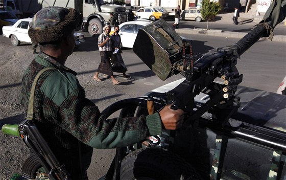 Voják steí ulici v jemenské metropoli