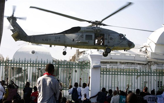 Americký vrtulník pistává na ploe ped prezidentským palácem v Port-au-Prince