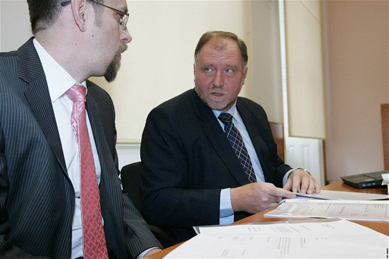 Tomá Sokol pi líení o rozputní Dlnické strany u Nejvyího správního soudu v Brn (11. 1. 2010)