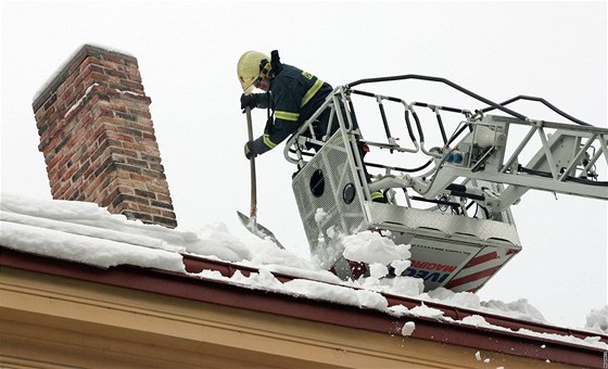 Vyvrácené stromy a nebezpené rampouchy a snhové pevisy odstraovali hasii v Brn a na dalích místech kraje. Ilustraní foto