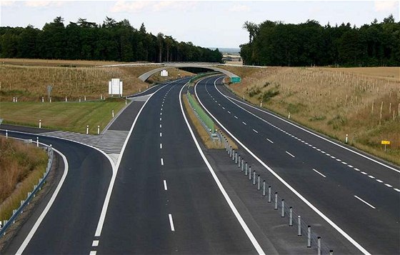 Stavba dálnice D11 zatím v roce 2006 skonila ti kilometry ped nevykoupenými pozemky. Ilustraní foto.