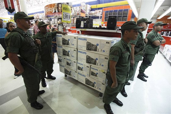 Venezueltí vojáci zaveli v zemi kvli zdraování desítky obchod (11. ledna 2010)