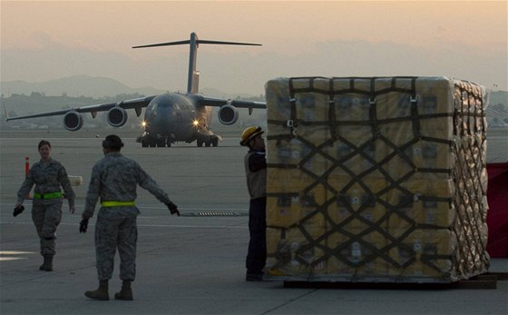 Americký letoun se chystá na cestu se záchranái a humanitární pomocí na Haiti (13. ledna 2010)