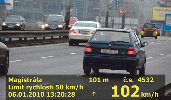 Rekord. Bílá limuzína (v pozadí) jela na padesátce 102 km/h.