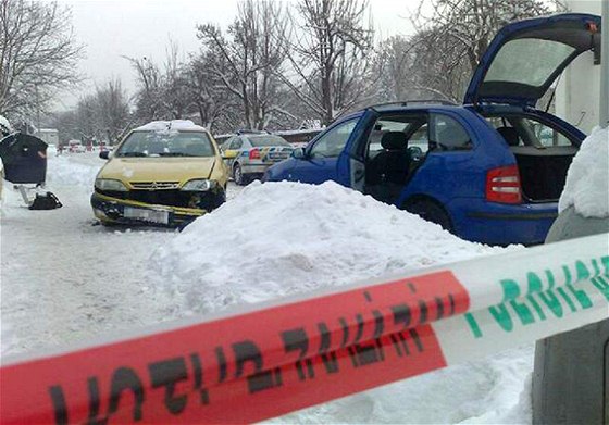 Havarované auto s muem v kufru nali policisté v úterý.