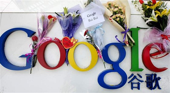 Kvtiny a dkovné vzkazy od ínských uivatel Googlu ped sídlem firmy  v Pekingu. (13. ledna 2010)