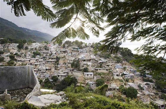 Poniené domy v Port-au-Prince. (14. ledna 2010)